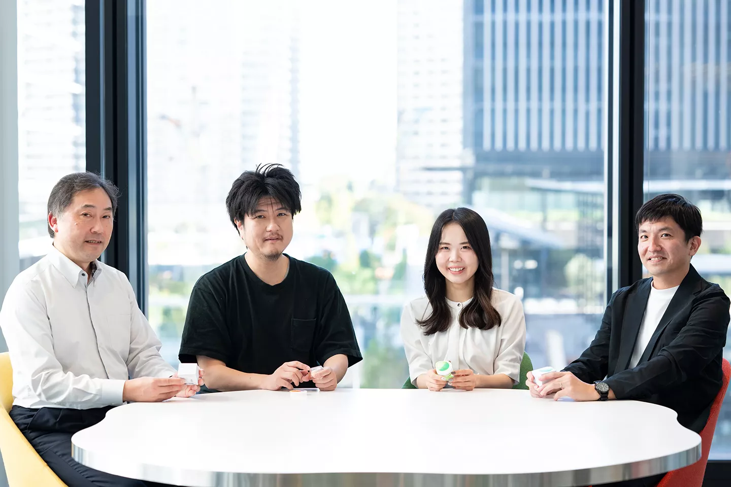 まるで雪の結晶──日本独自の香り文化を新たな日常に。
「香肌晶」が誕生するまで
